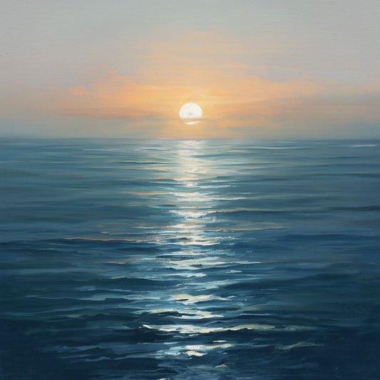 Realistisch zeeschilderij met grote gouden zon die ondergaat boven een kalme blauwe zee met gouden lichtreflecties op het spiegelende wateroppervlak – cinematisch fotorealistisch wall art print voor de slaapkamer
