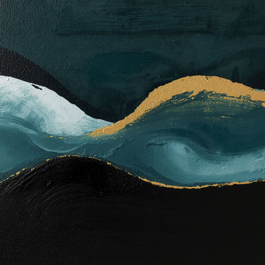 Abstract schilderij met vloeiende gouden golf die donkere teal en mintgroene vlakken scheidt op diepe zwarte achtergrond – dramatisch luxueus wall art print voor de slaapkamer

