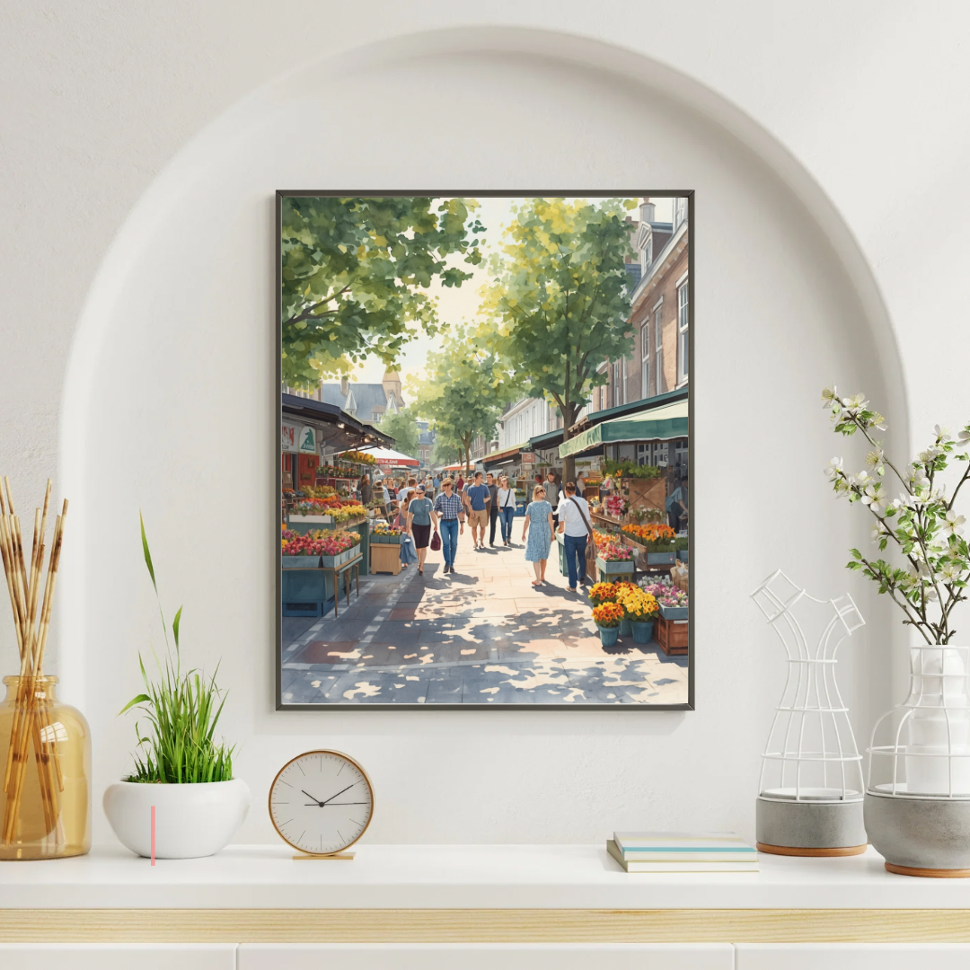 Apeldoorn marktstraat schilderij in witte lijst aan witte muur boven witte schoorsteenmantel met klok en decoraties – aquarel wall art woonkamer
