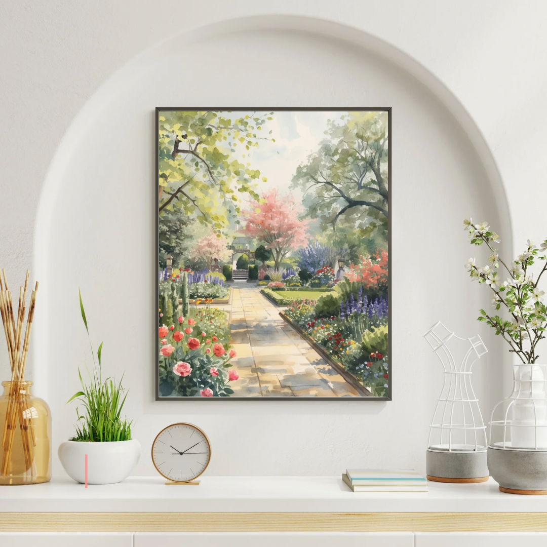 Engelse tuin schilderij in zwarte lijst aan witte muur boven witte schoorsteenmantel met klok en decoraties – aquarel wall art woonkamer
