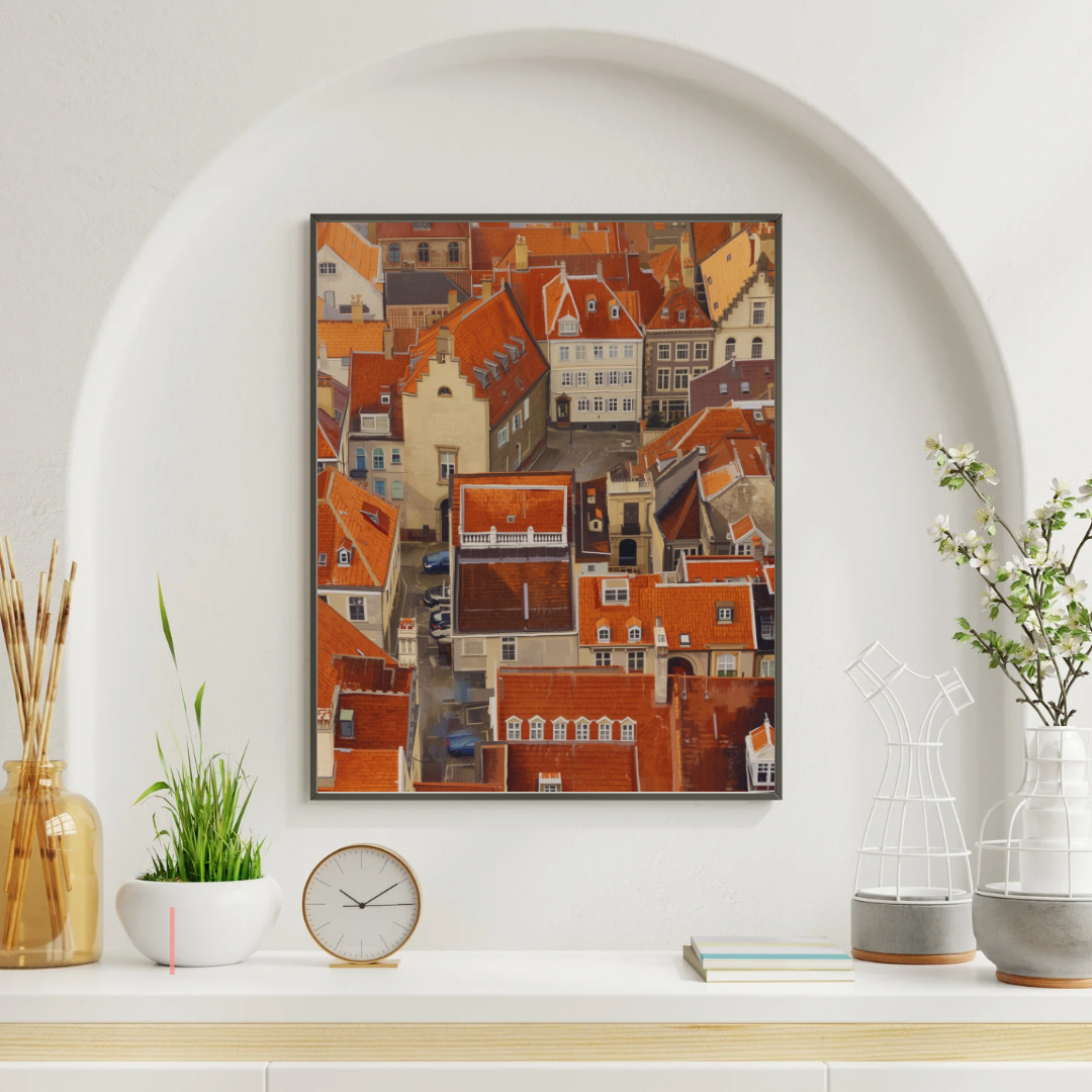 Apeldoorn vogelvlucht daken schilderij in witte lijst aan witte muur boven witte schoorsteenmantel met klok en decoraties – cinematisch wall art woonkamer
