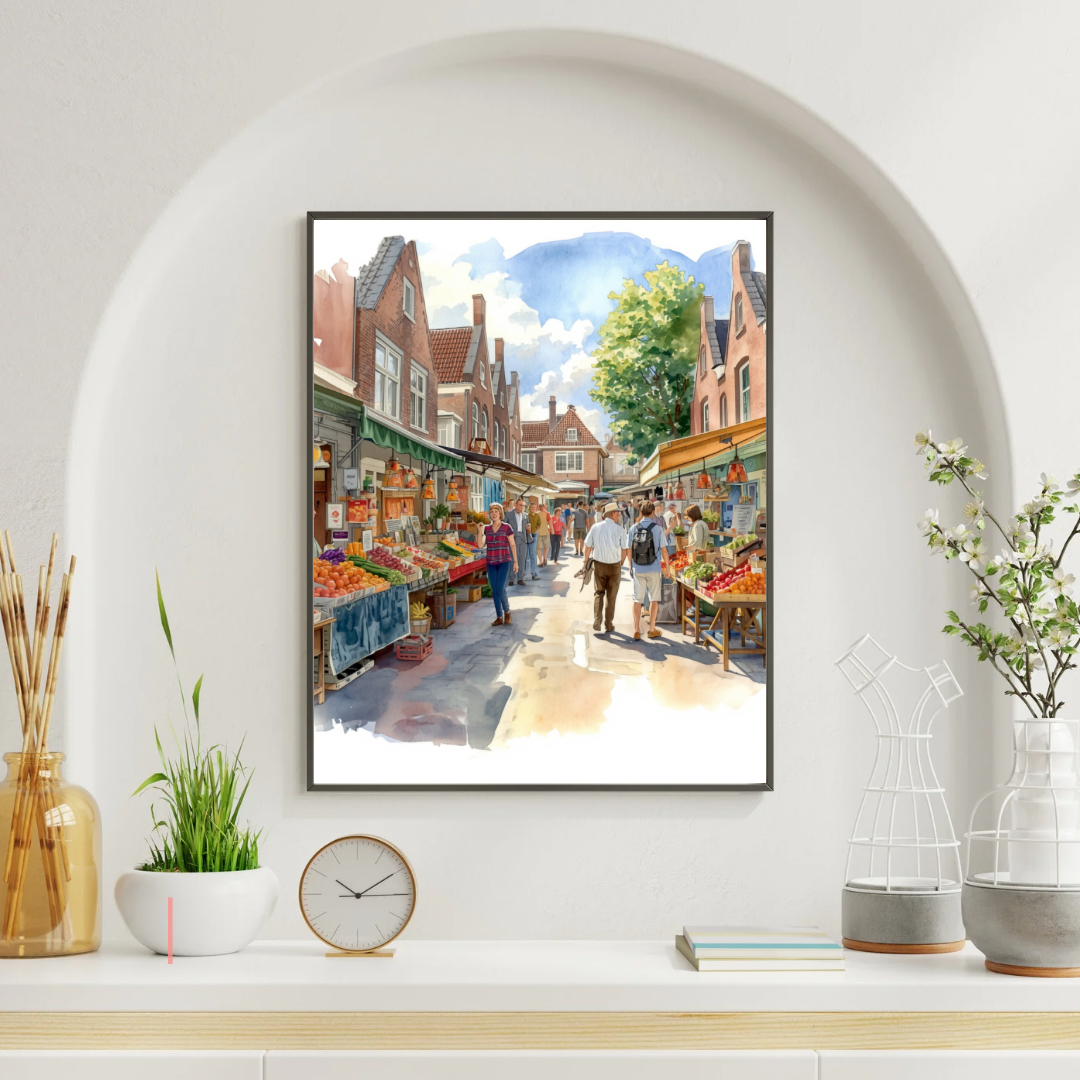 Markt winkelstraat schilderij in witte lijst aan witte muur in boogvormige nis met klok en decoraties op schoorsteenmantel – aquarel wall art woonkamer
