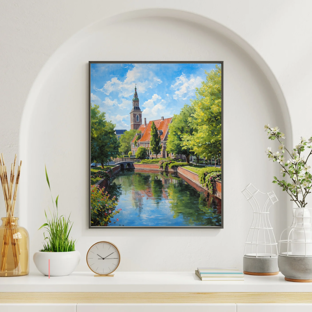 Apeldoorn gracht schilderij in witte lijst aan witte muur boven witte schoorsteenmantel met klok en decoraties – impressionistisch wall art woonkamer
