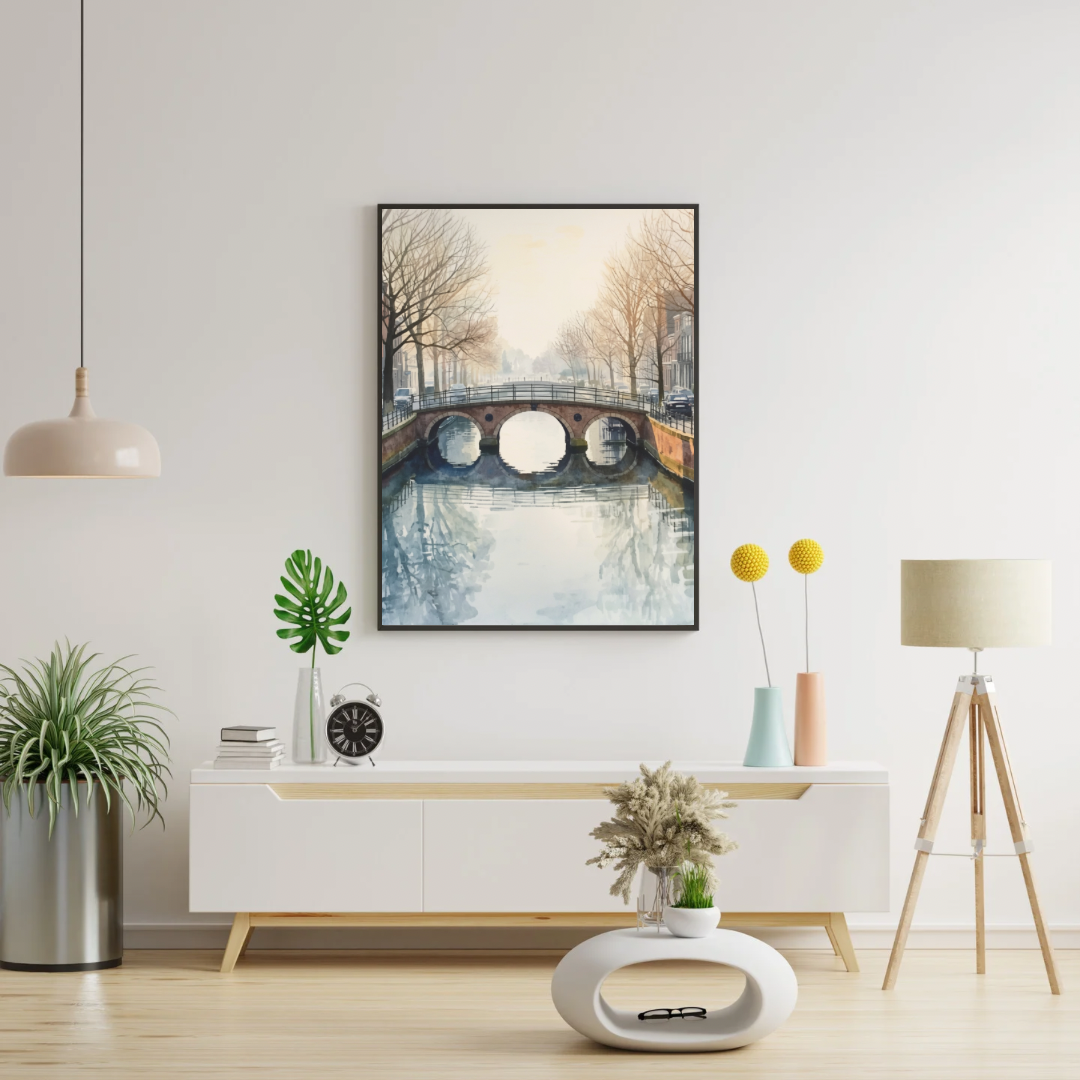 Gracht brug schilderij in donkere lijst aan witte muur boven wit tv-meubel met plant en lamp in lichte woonkamer – aquarel wall art
