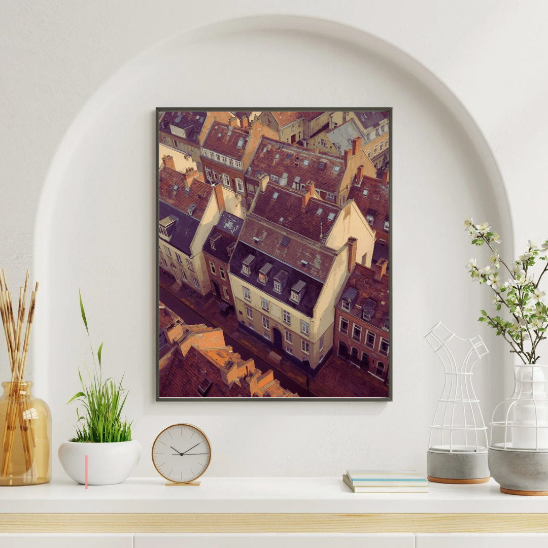 Apeldoorn vogelvlucht daken schilderij in witte lijst aan witte muur boven witte schoorsteenmantel met klok en decoraties – realistisch wall art woonkamer
