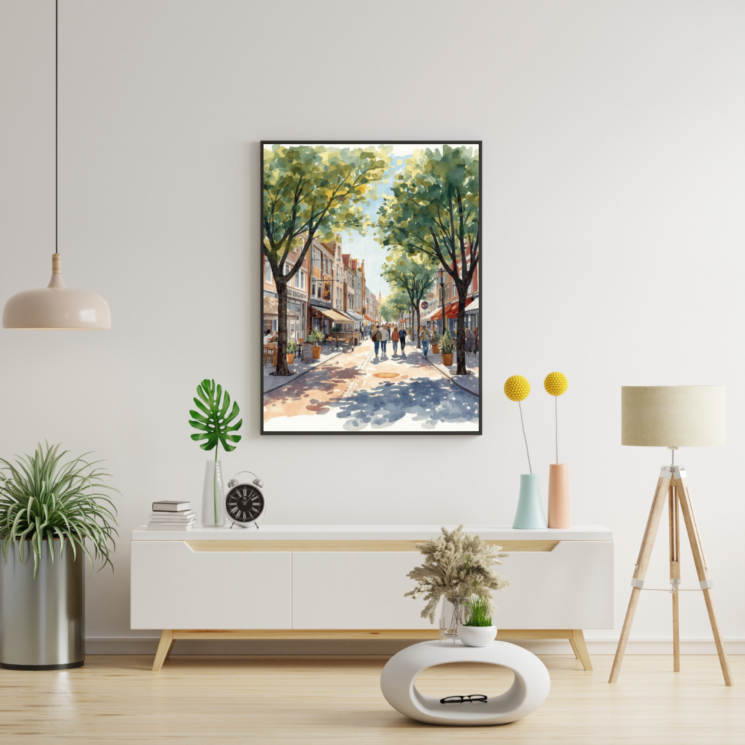 Apeldoorn winkelstraat schilderij in witte lijst aan witte muur boven wit tv-meubel met plant en decoraties in lichte woonkamer – aquarel wall art
