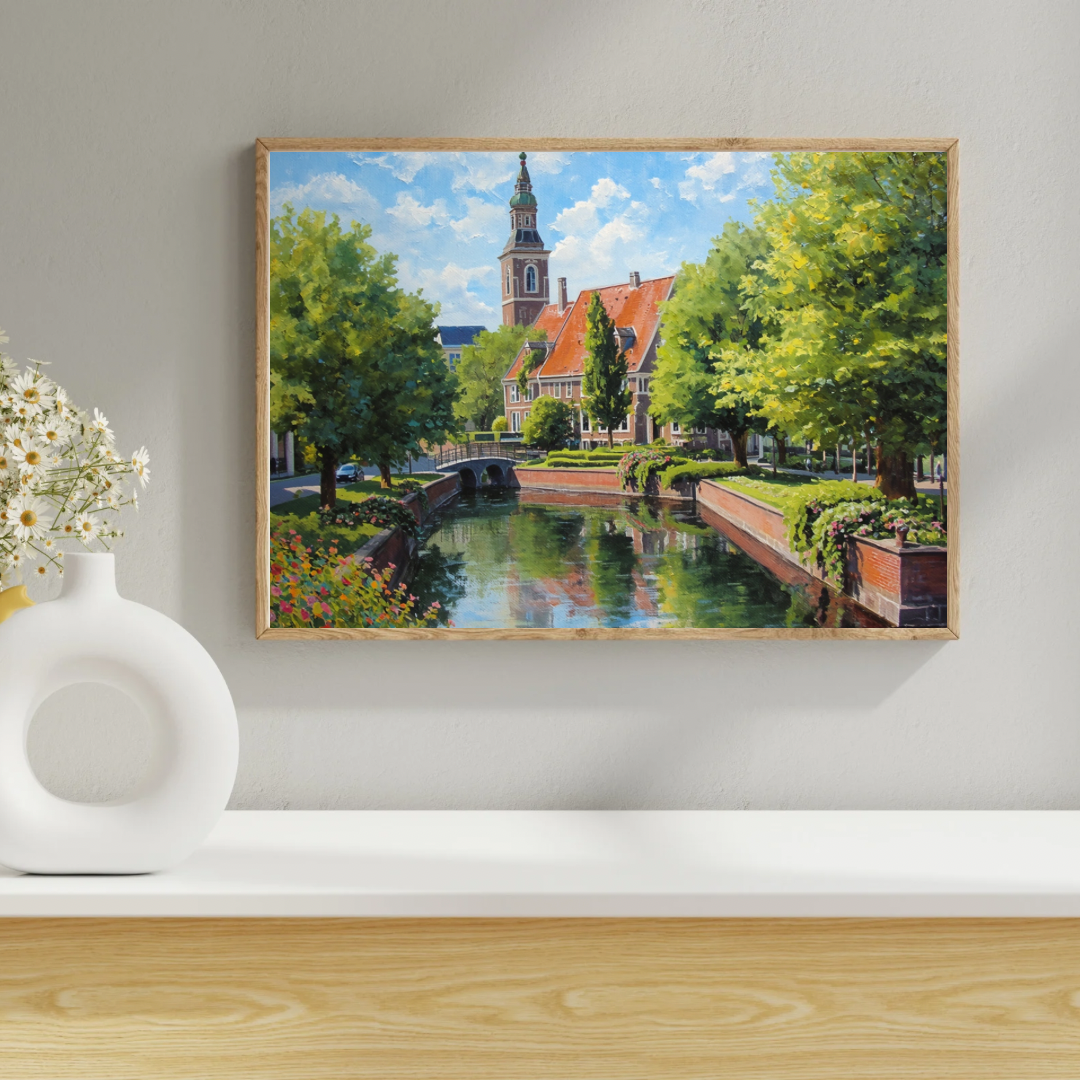 Apeldoorn gracht schilderij in witte lijst aan witte muur naast witte vaas en decoraties op lichte houten vloer – impressionistisch wall art woonkamer
