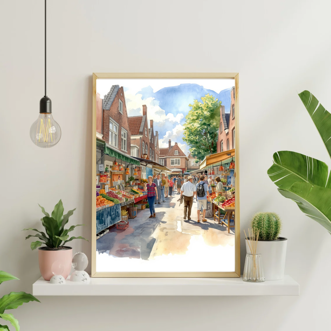 Markt winkelstraat schilderij in witte lijst aan witte muur naast grote tropische kamerplant op lichte vloer – aquarel wall art woonkamer
