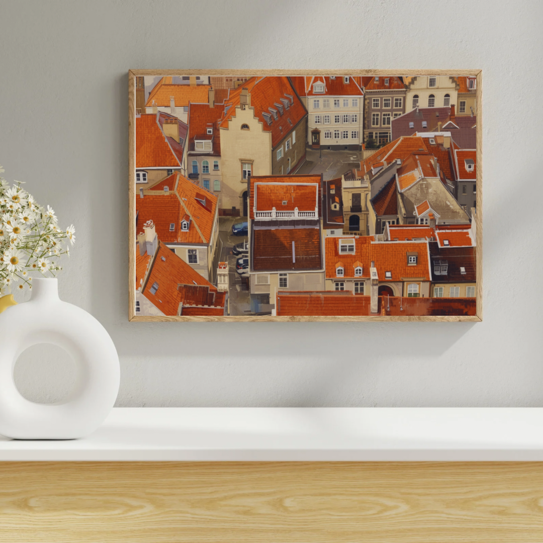 Apeldoorn vogelvlucht daken schilderij in witte lijst aan witte muur naast witte vaas en decoraties op lichte houten vloer – cinematisch wall art woonkamer
