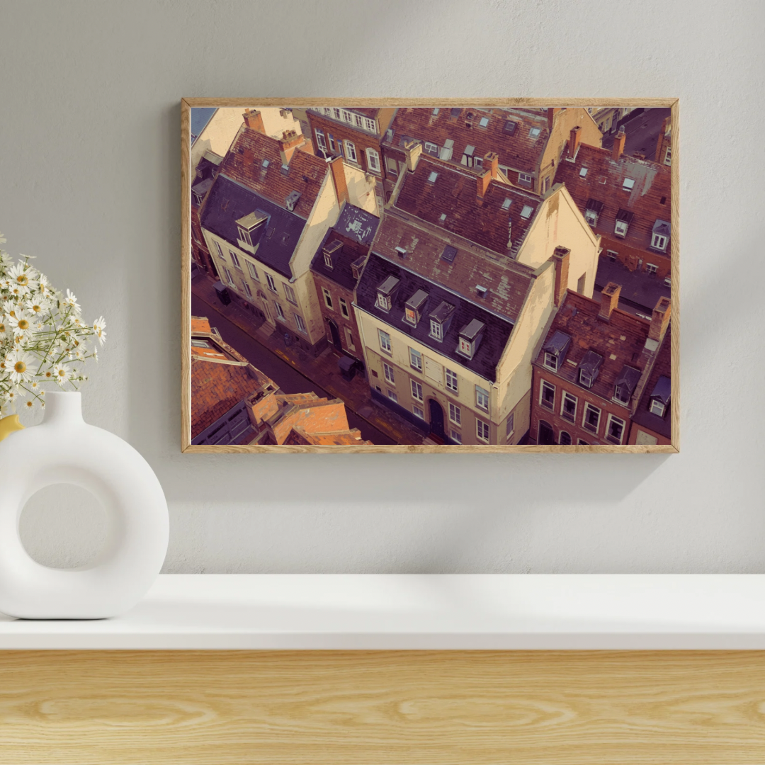 Apeldoorn vogelvlucht daken schilderij in witte lijst aan witte muur naast witte vaas en decoraties op lichte houten vloer – realistisch wall art woonkamer
