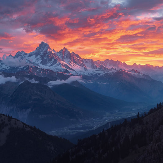 Schilderij met majestueuze besneeuwde bergtoppen onder een dramatische vurige zonsondergang in roze, oranje en paars met diepe blauwe dalen – natuur wall art print
