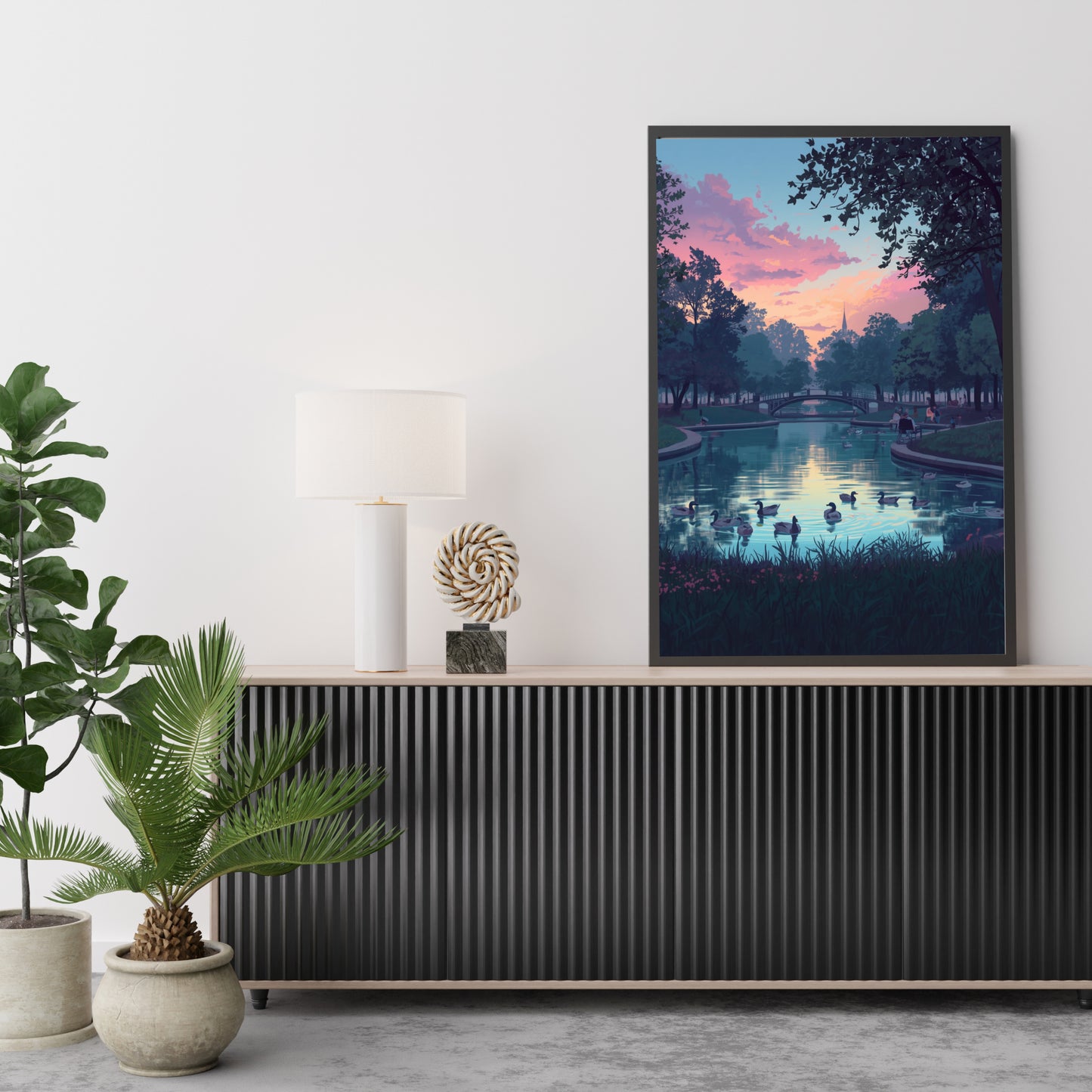 Den Haag park schilderij in zwarte lijst op donker dressoir met lamp en planten – avond vijver wall art