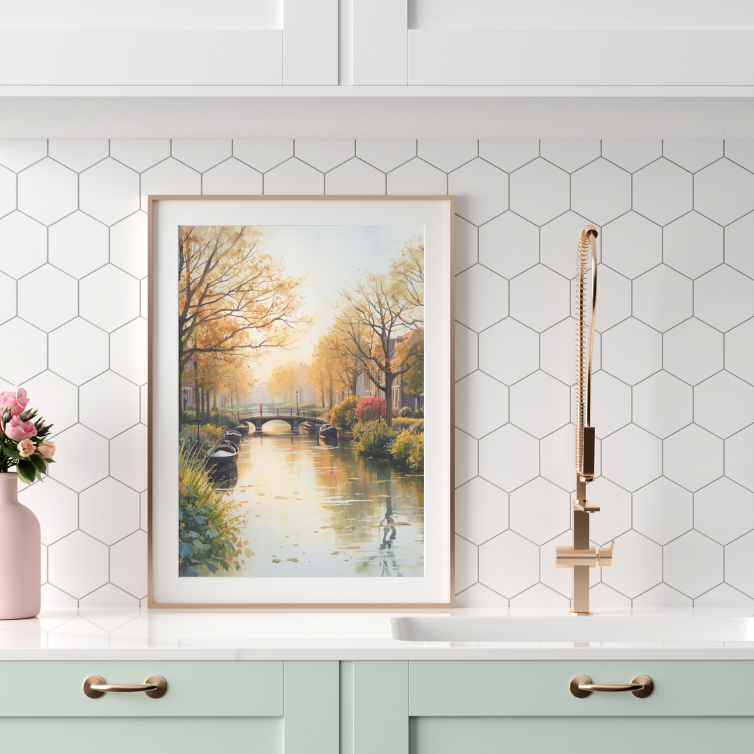 Den Haag herfst gracht schilderij in houten lijst op keukenblad met witte hexagon tegels en roze vaas – aquarel wall art keuken
