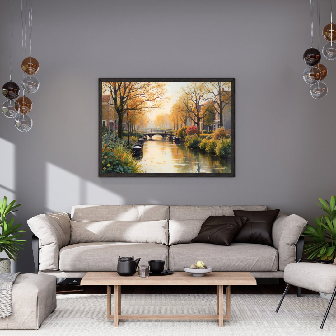 Den Haag herfst gracht schilderij in zwarte lijst aan grijze muur boven beige bank met planten – aquarel cityscape wall art woonkamer
