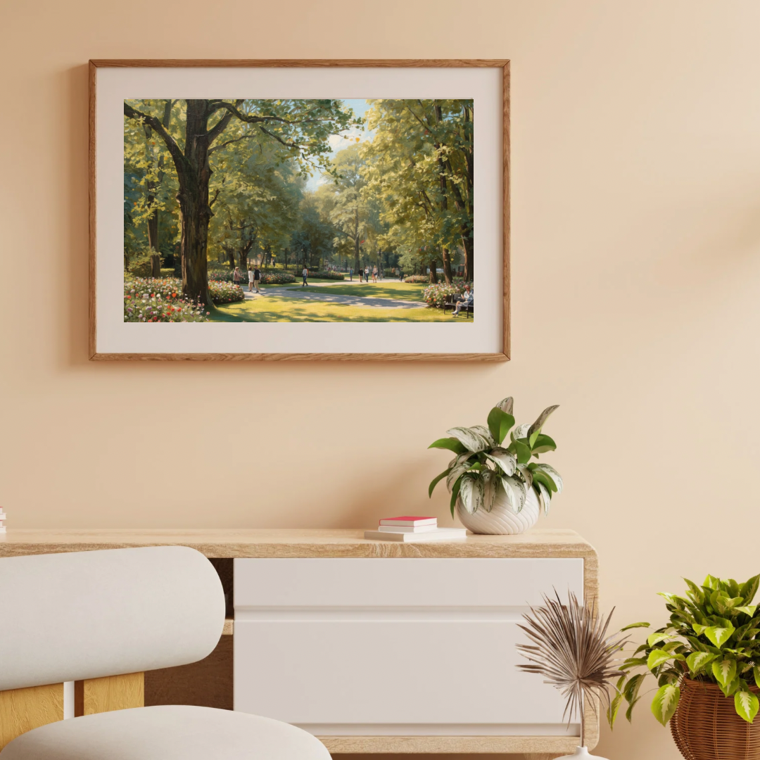 Den Haag park schilderij in houten lijst aan beige muur boven wit dressoir met groene plant – zomerse wall art woonkamer
