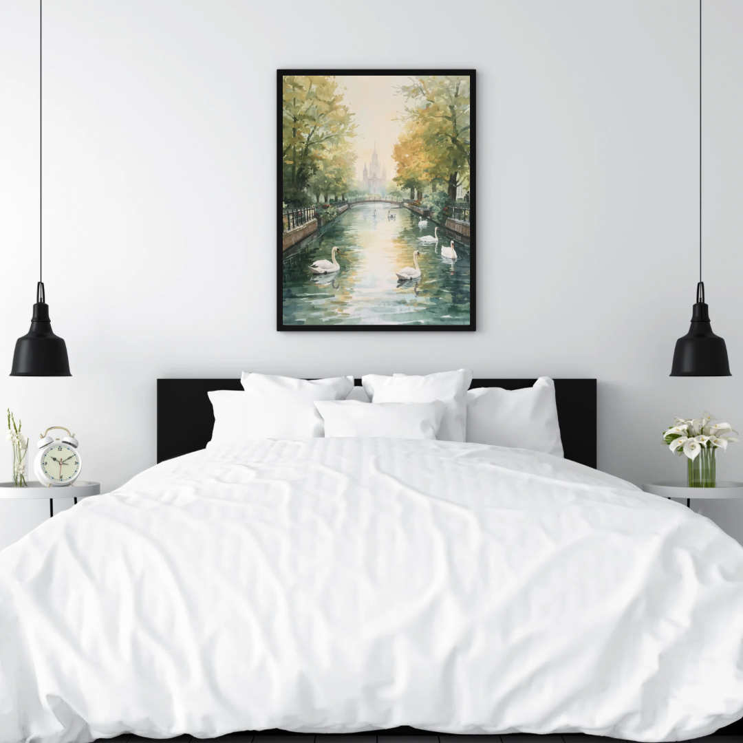 Den Haag zwanen gracht schilderij in zwarte lijst boven wit bed met zwarte hanglampen – romantisch aquarel wall art slaapkamer
