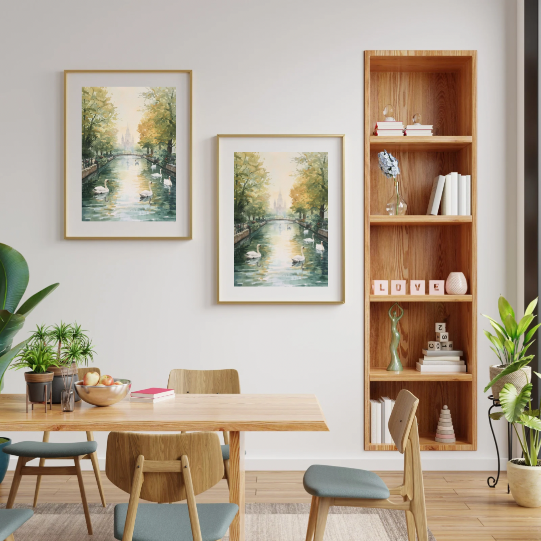 Den Haag zwanen gracht schilderij als set van twee in gouden lijst aan witte muur boven houten eettafel – aquarel wall art eetkamer
