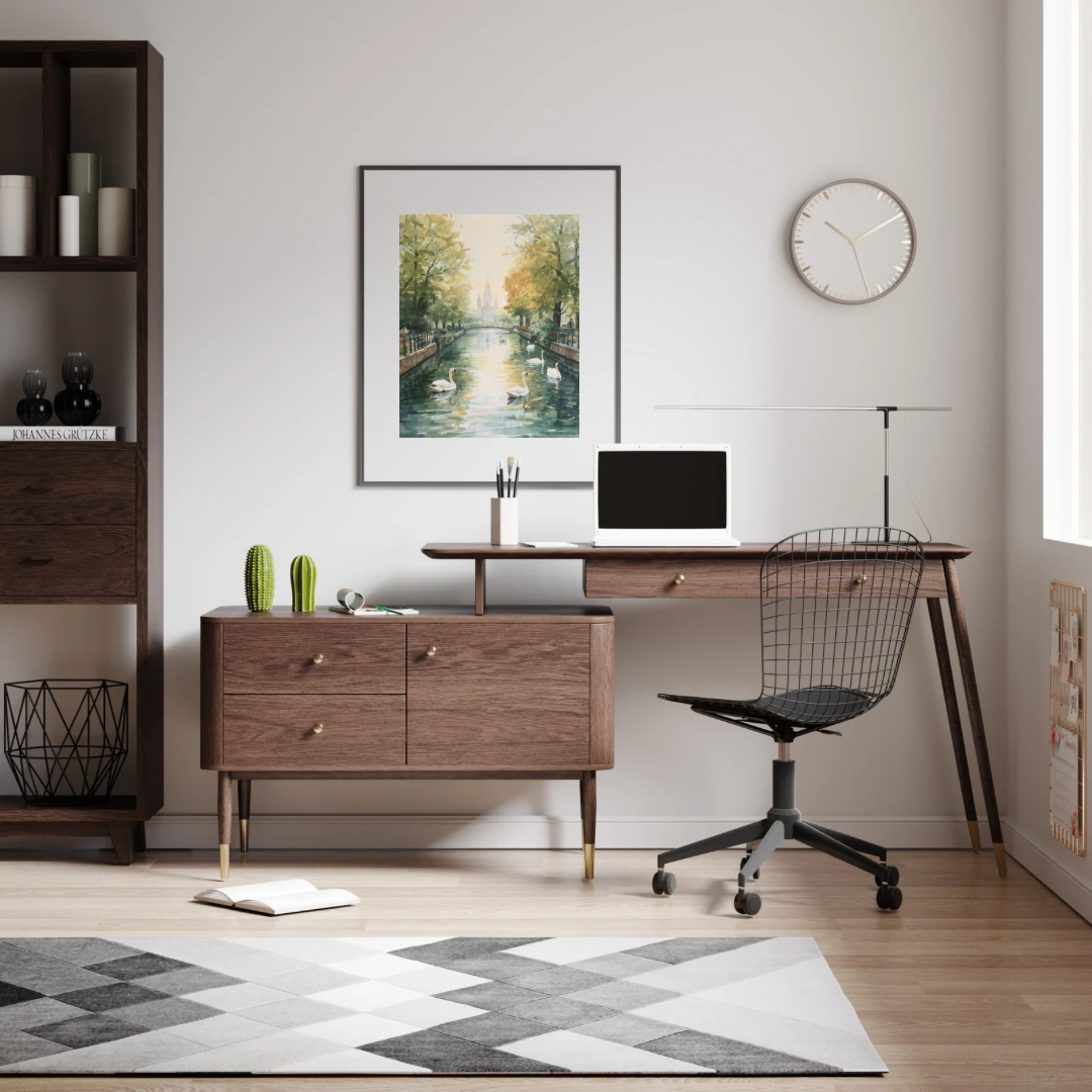 Den Haag zwanen gracht schilderij in dunne zwarte lijst aan witte muur boven houten bureau met laptop – aquarel wall art thuiskantoor

