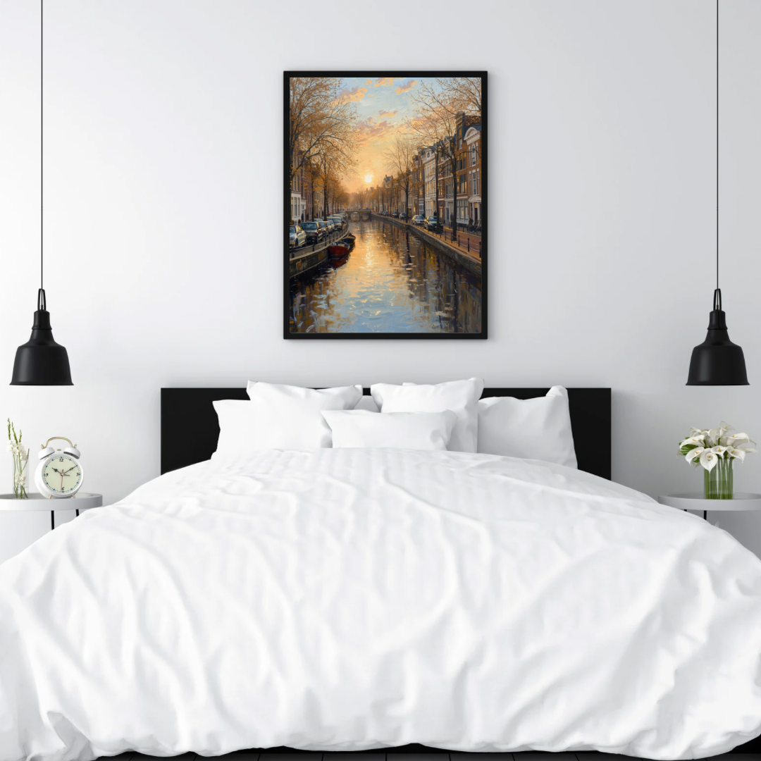 Amsterdam gracht schilderij in zwarte lijst boven wit bed met zwarte hanglampen – gouden zonsondergang olieverf wall art slaapkamer
