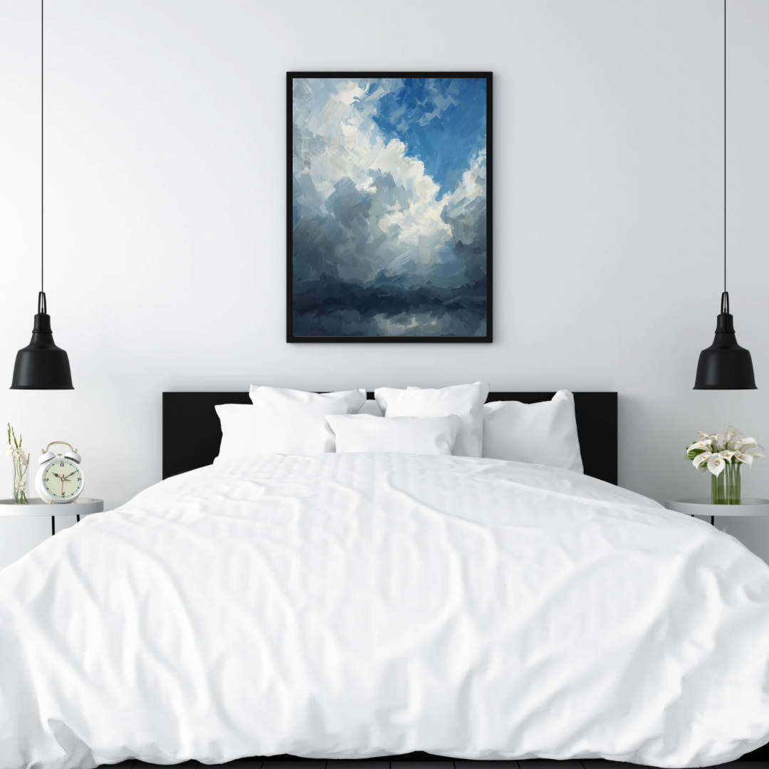 Wolken schilderij in zwarte lijst boven wit bed met zwarte hanglampen – dramatische blauwe lucht olieverf wall art slaapkamer
