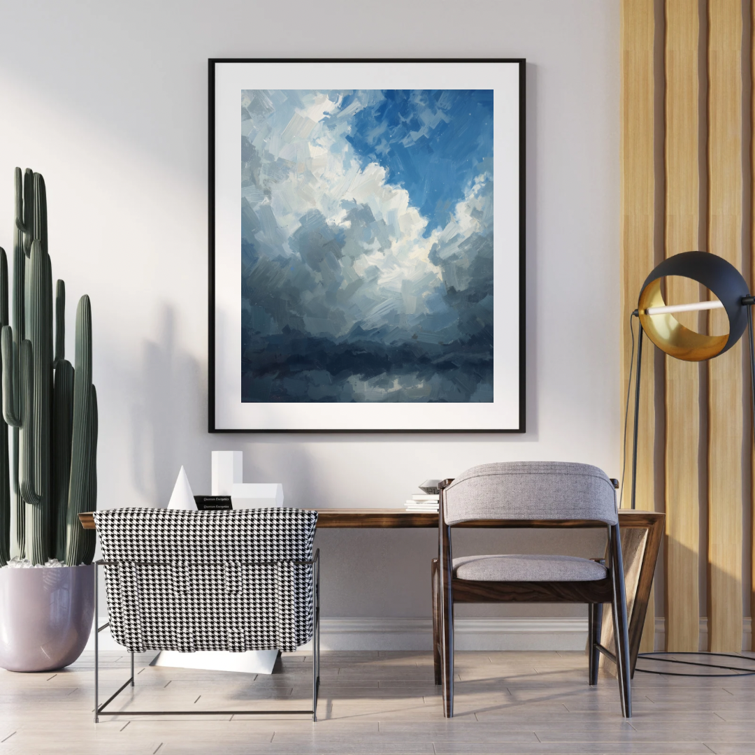 Wolken schilderij in houten lijst aan witte muur boven donker houten dressoir met witte stoelen – olieverf wall art woonkamer
