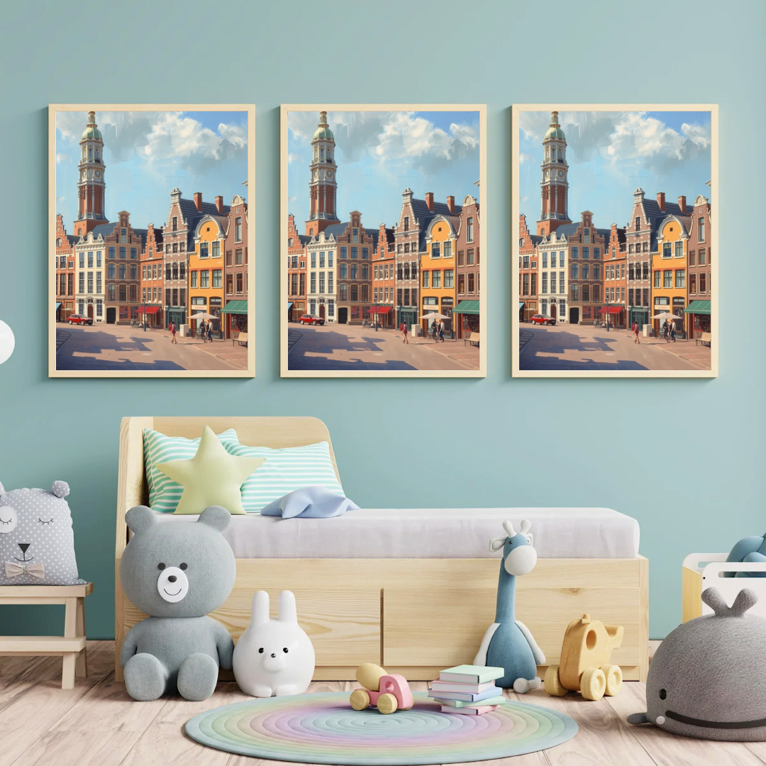 Den Haag schilderij als set van drie in houten lijst aan blauwe muur boven kinderbed met kleurrijke knuffels – olieverf wall art kinderkamer
