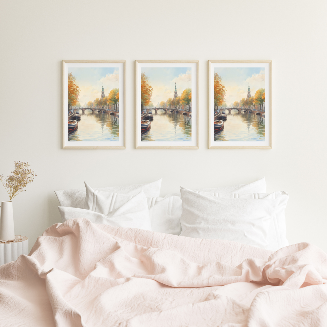 Amsterdam herfst gracht schilderij als set van drie in witte lijst aan witte muur boven witte bank met zachte kussens – aquarel wall art woonkamer

