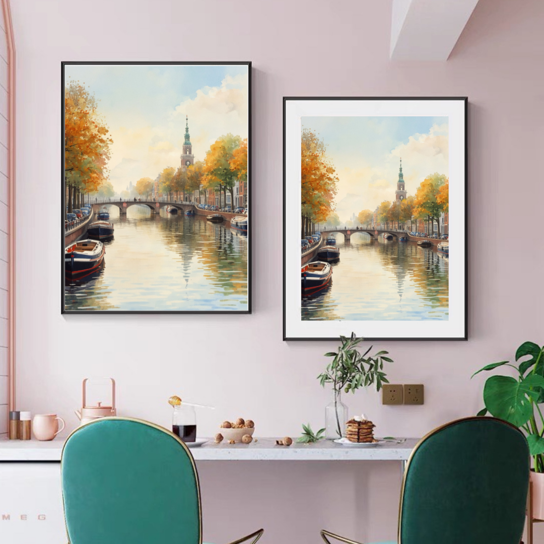 Amsterdam herfst gracht schilderij als set van twee in lichte lijst aan roze muur boven groene fauteuils met teal kussens – aquarel wall art woonkamer
