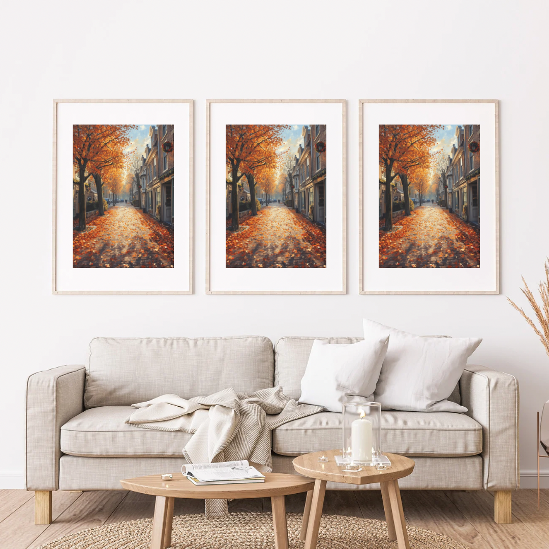 Deventer herfstlaan schilderij als set van drie in houten lijst aan witte muur boven beige bank met witte kussens – olieverf wall art woonkamer
