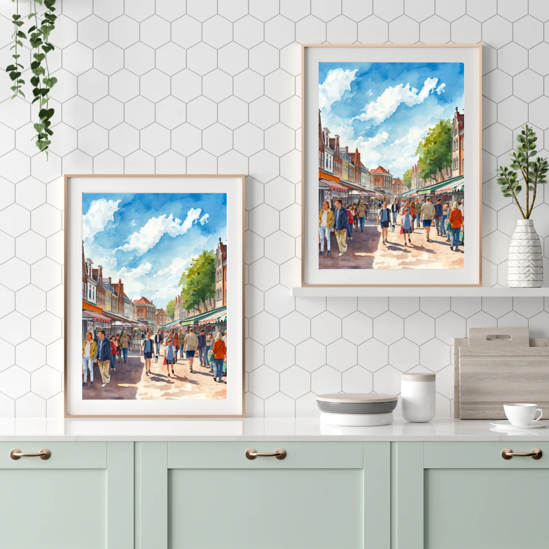 Deventer marktstraat schilderij als set van twee in zwarte lijst aan lichtblauwe muur boven wit bureau met groene plant – aquarel wall art thuiskantoor
