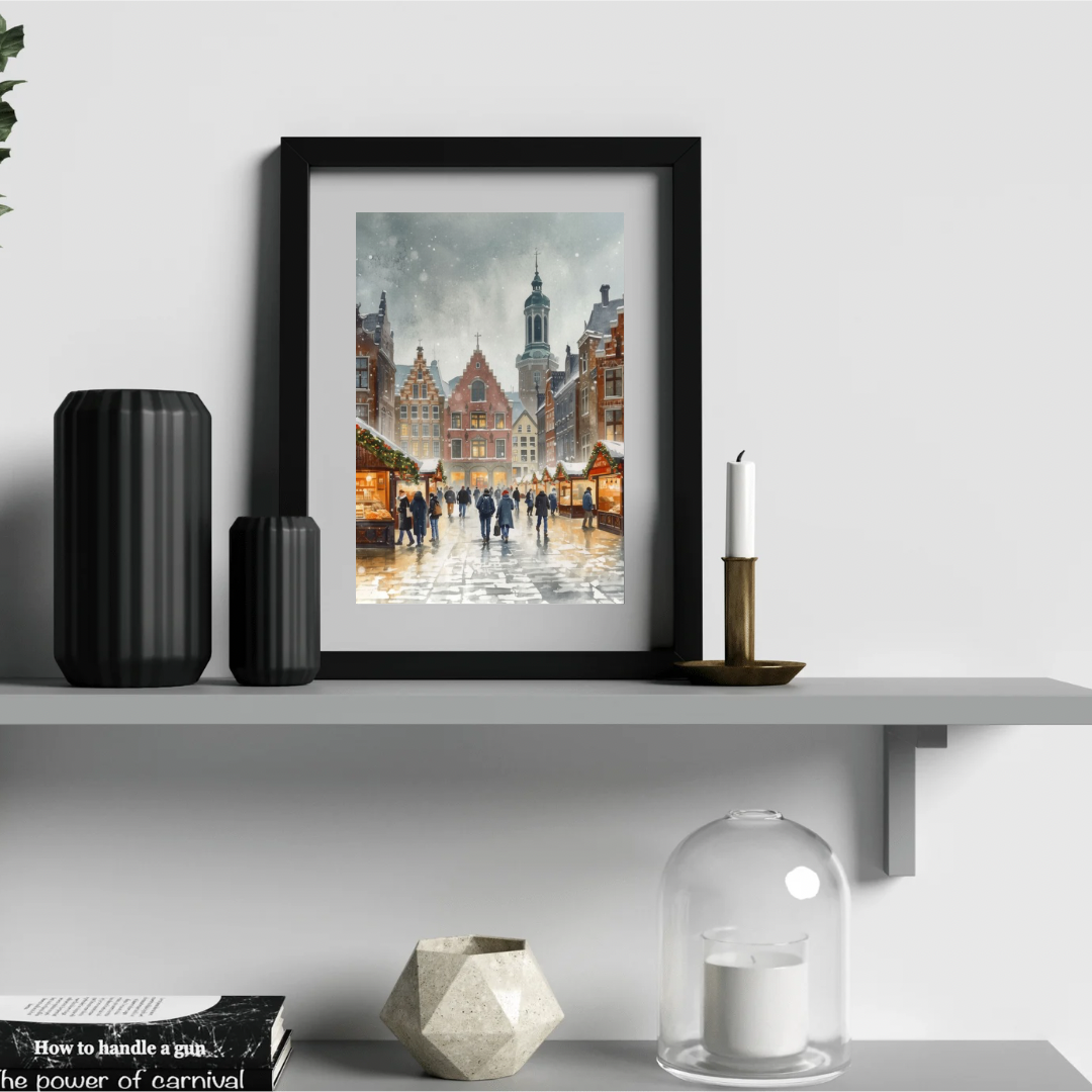 Deventer kerstmarkt schilderij in zwarte lijst op witte wandplank met witte vazen en kaarsen tegen witte muur – aquarel wall art woonkamer

