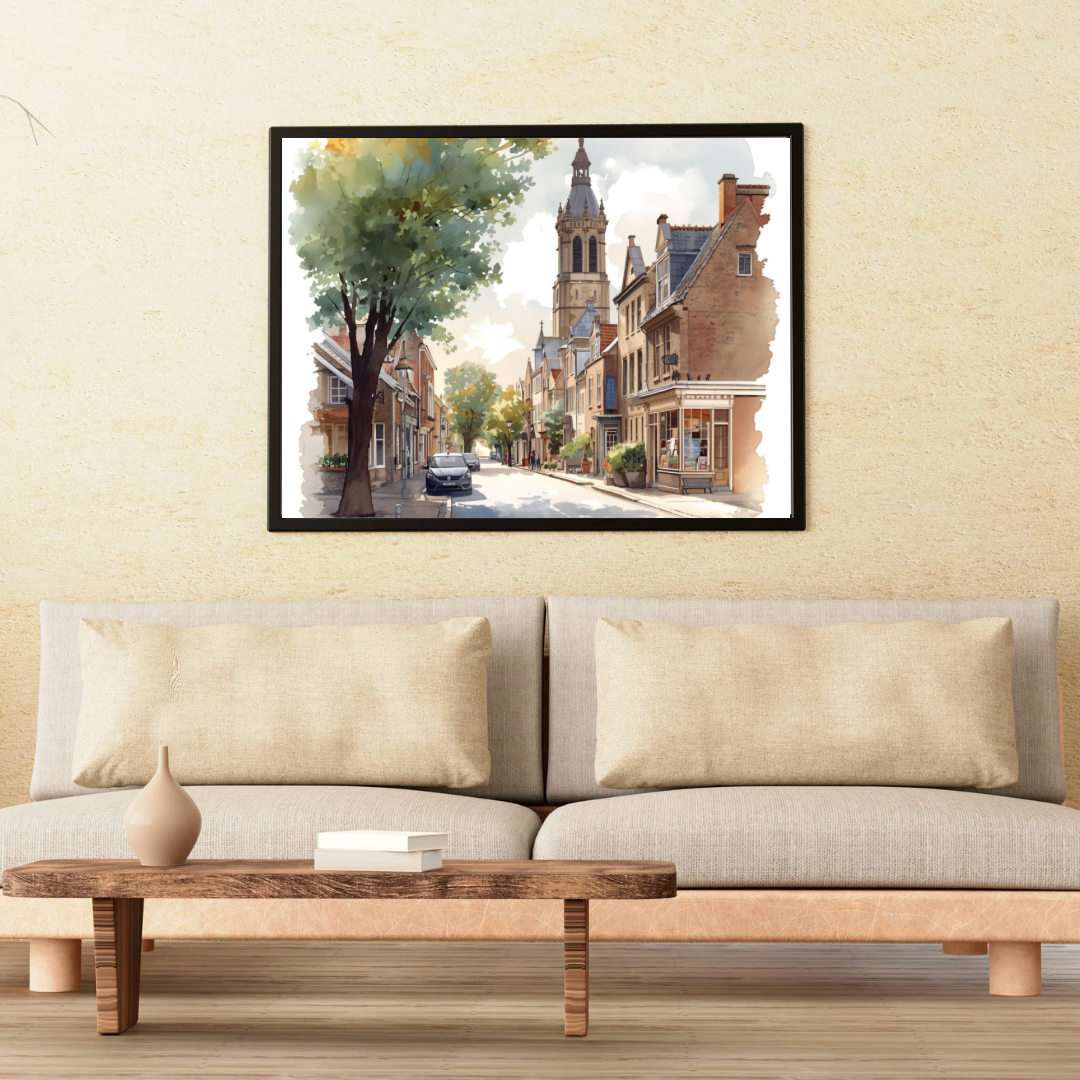 Deventer zomerse straat schilderij in zwarte lijst aan beige muur boven lichtbruine houten bank met beige kussens – aquarel wall art woonkamer

