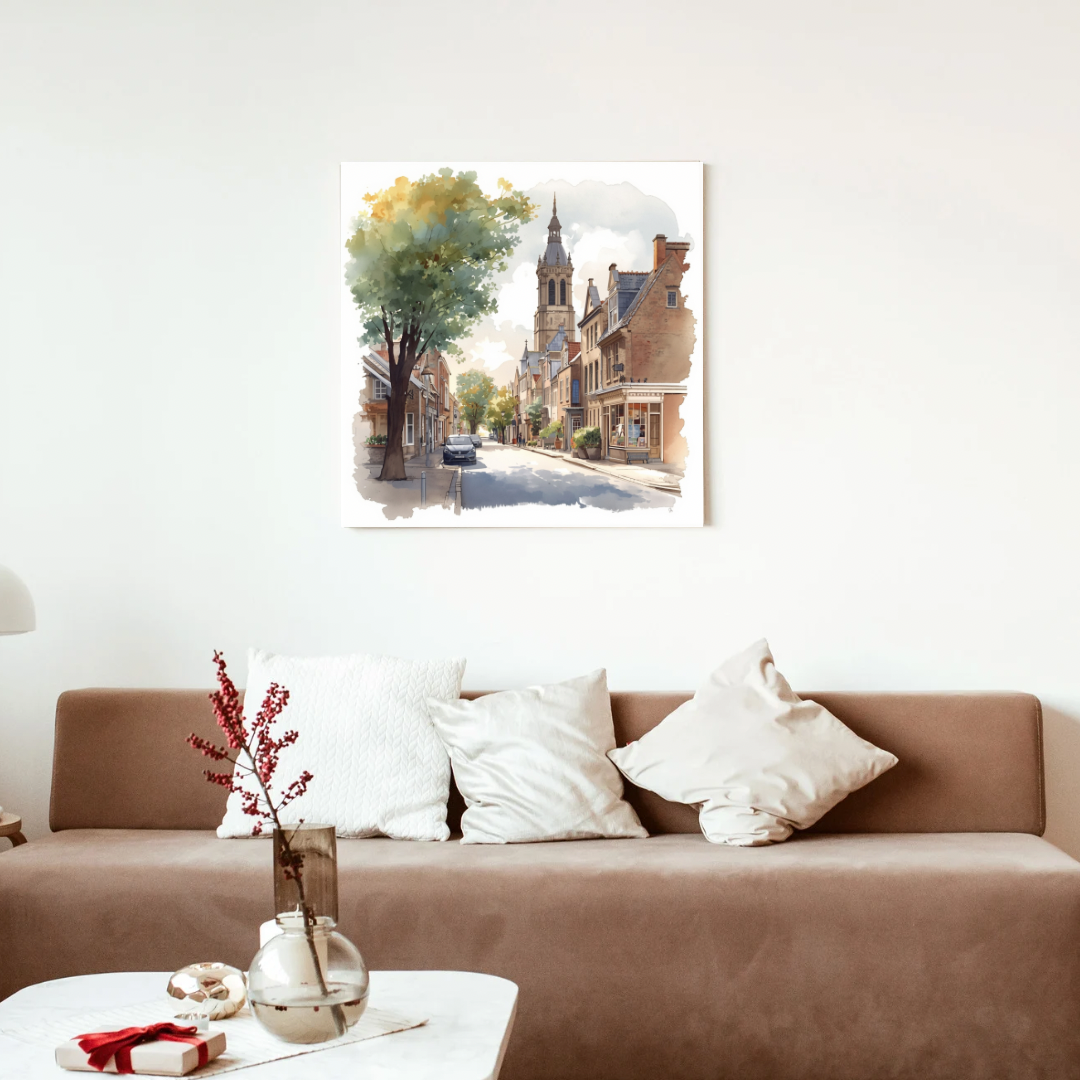 Deventer zomerse straat schilderij in zwarte lijst aan witte muur boven bruine bank met witte en beige kussens en houten salontafel – aquarel wall art woonkamer
