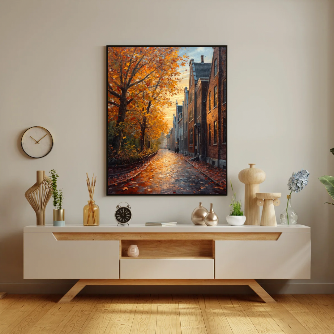 Deventer herfstlaan schilderij in zwarte lijst aan witte muur boven wit tv-dressoir met gouden vazen en ronde wandklok – olieverf wall art woonkamer
