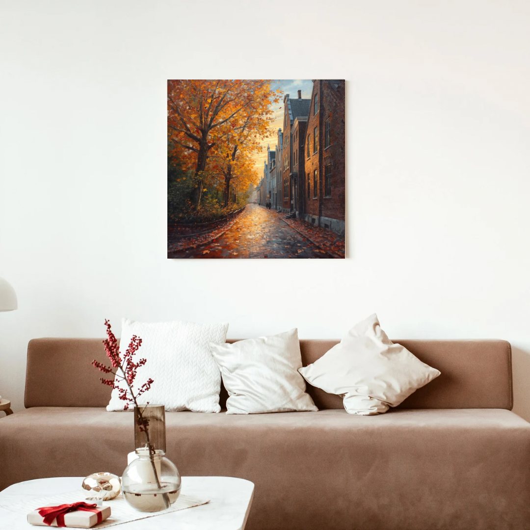 Deventer herfstlaan schilderij in kleine zwarte lijst aan witte muur boven bruine bank met witte kussens en houten salontafel – olieverf wall art woonkamer

