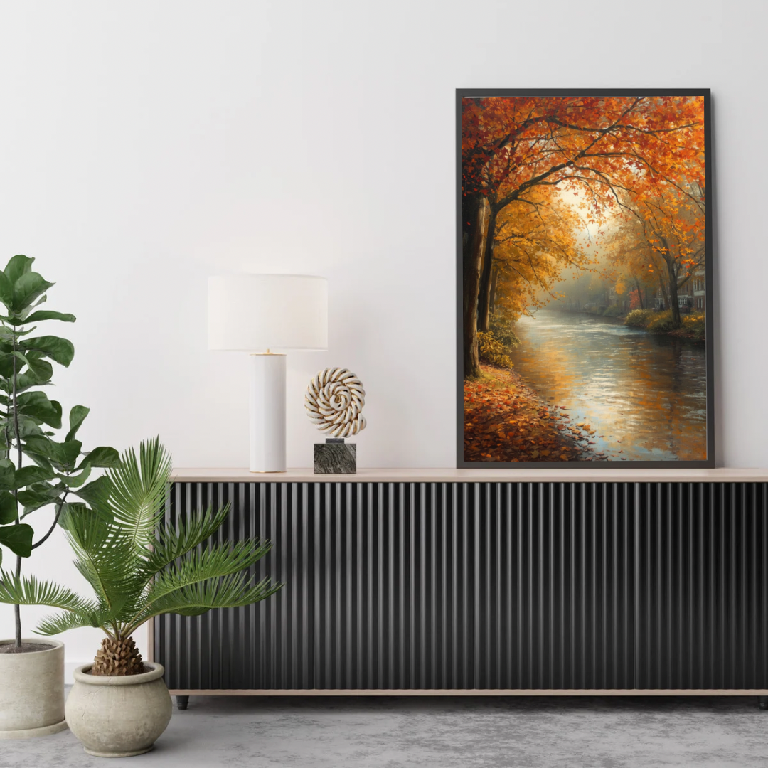 Herfst natuur schilderij in zwarte lijst aan witte muur boven donker tv-meubel met grote groene plant en witte lamp – olieverf wall art woonkamer
