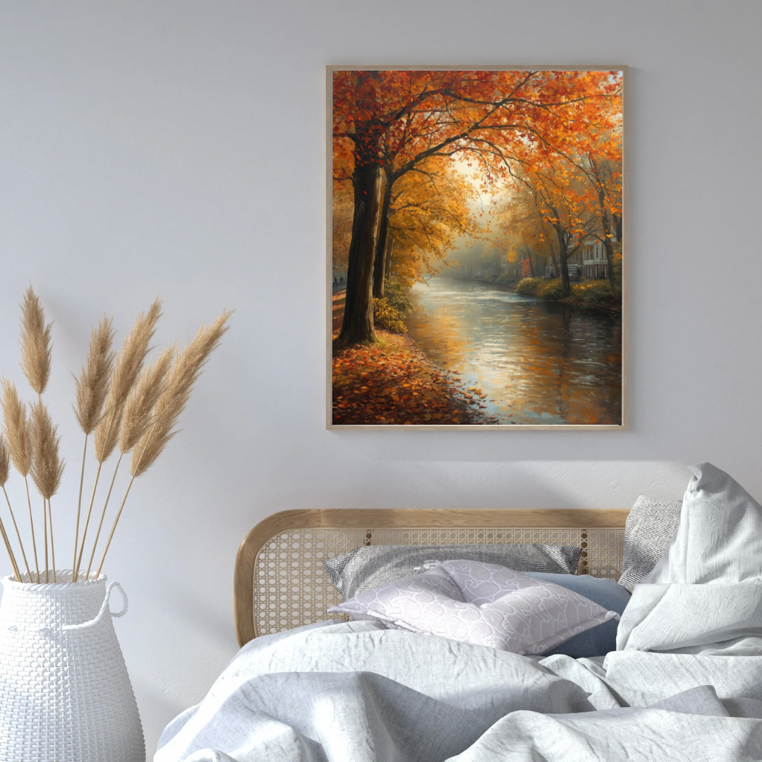 Herfst natuur schilderij in zwarte lijst aan witte muur boven wit bed met grijze kussens en pampasgras in vaas – olieverf wall art slaapkamer
