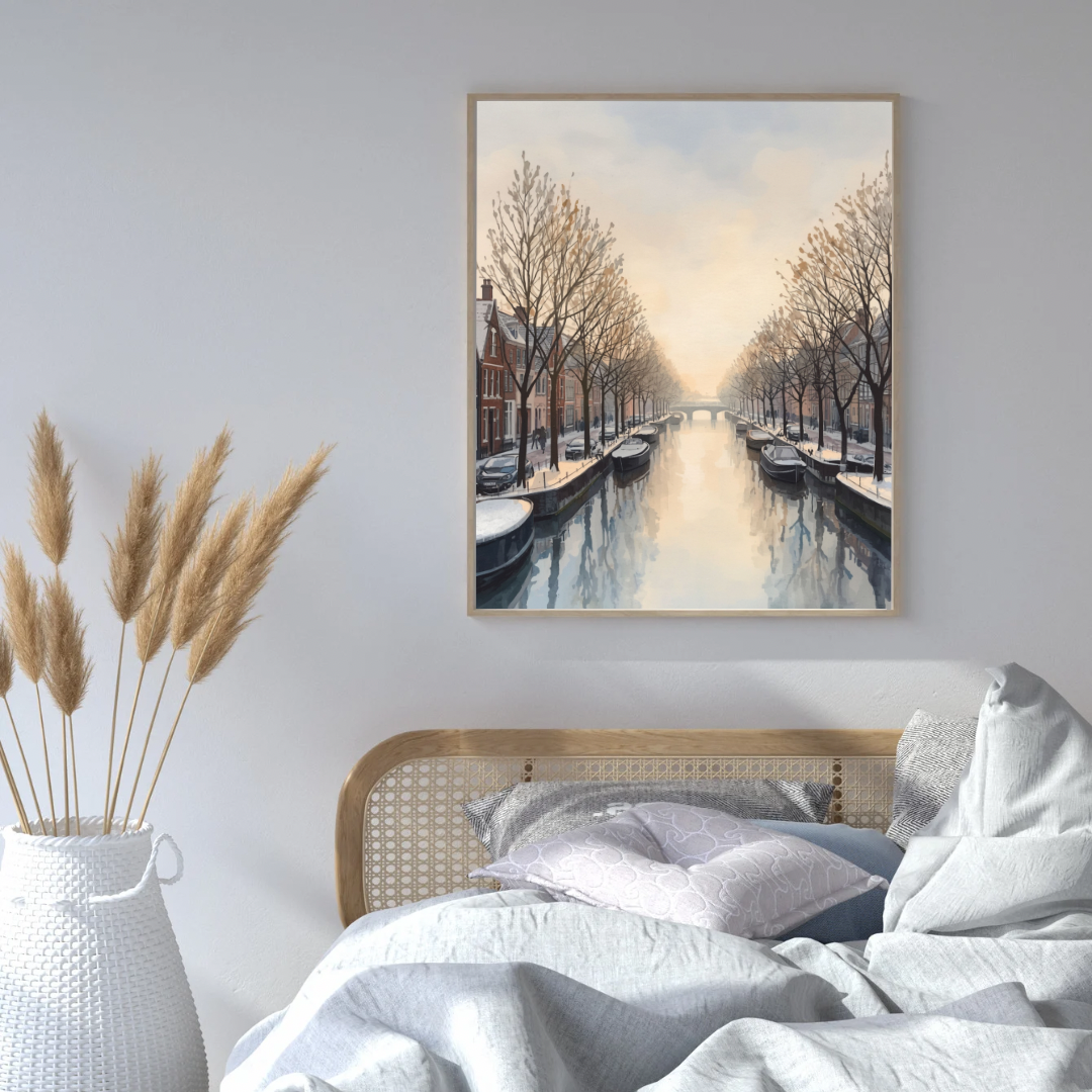 Deventer wintergracht schilderij in zwarte lijst aan witte muur naast wit bed met witte kussens en pampasgras in vaas – aquarel wall art slaapkamer
