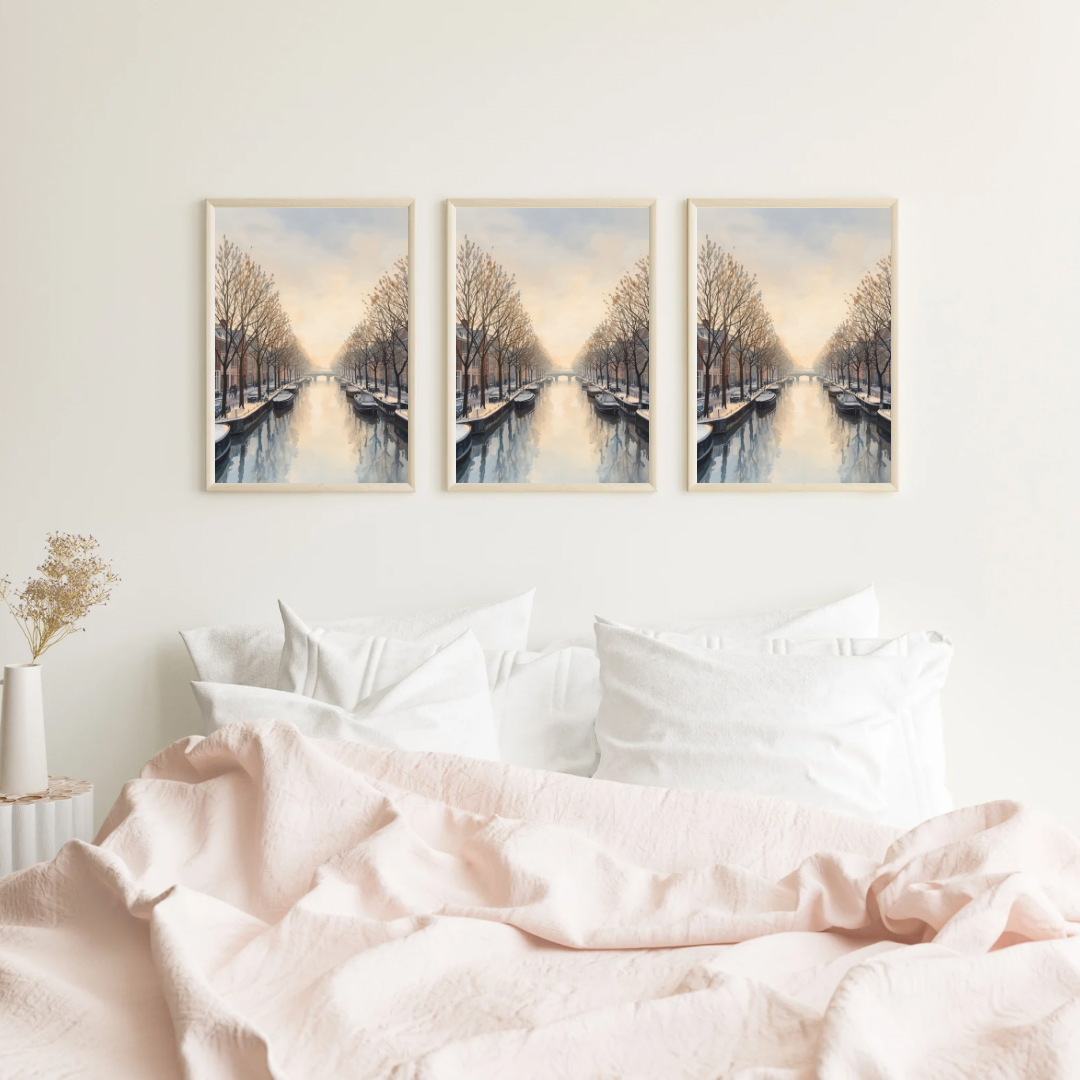 Deventer wintergracht schilderij als set van vier in zwarte lijst aan witte muur boven roze bed met roze kussens en bloemen – aquarel wall art slaapkamer
