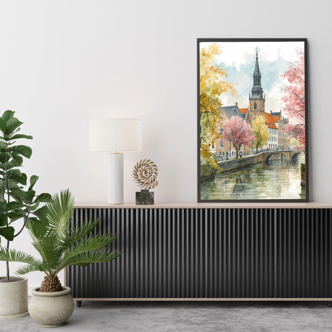 Deventer lentegracht schilderij in zwarte lijst aan witte muur boven donker tv-meubel met grote groene plant en witte lamp – aquarel wall art woonkamer
