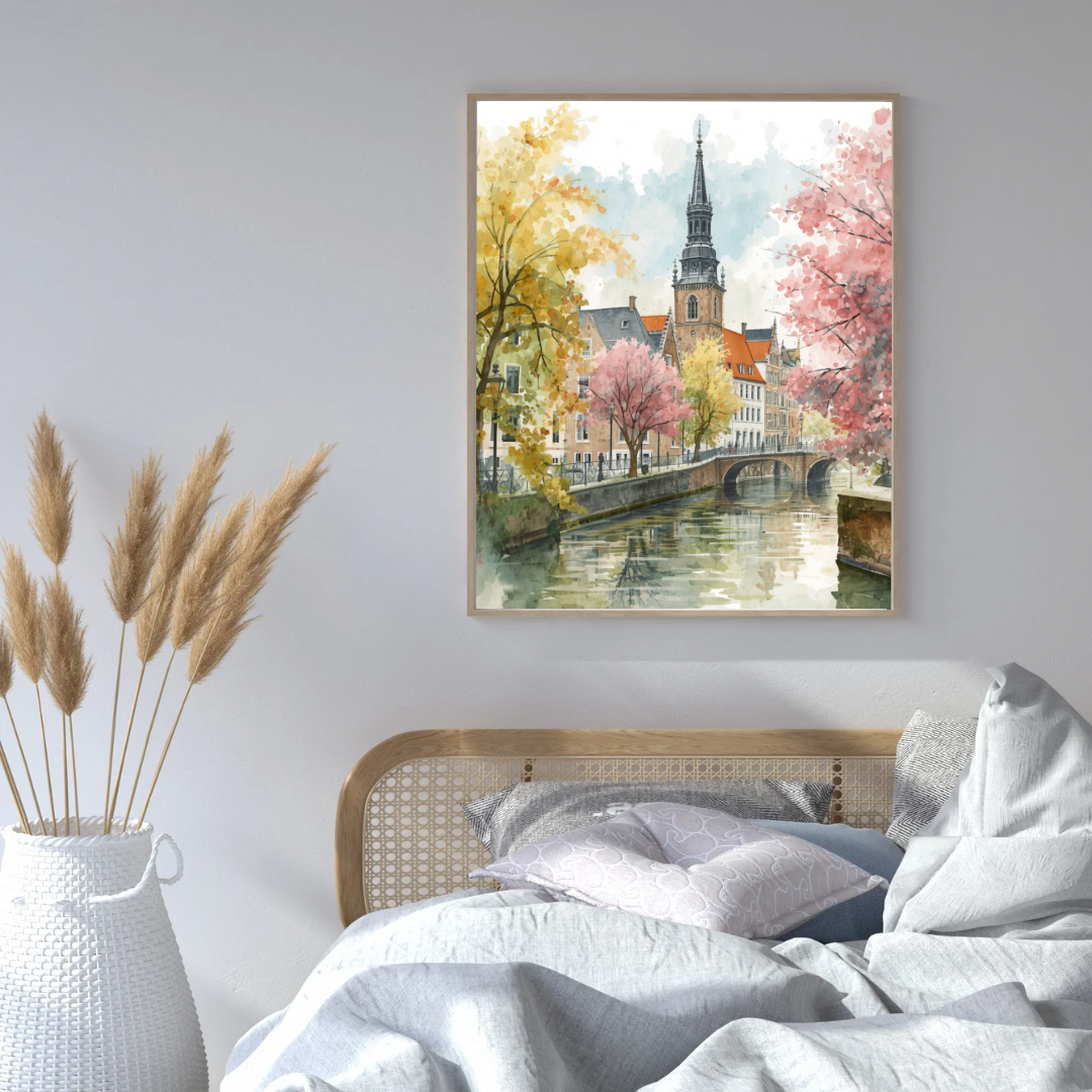 Deventer lentegracht schilderij in zwarte lijst aan witte muur naast wit bed met witte kussens en pampasgras in beige vaas – aquarel wall art slaapkamer

