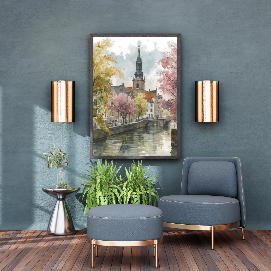 Deventer lentegracht schilderij in zwarte lijst aan donkerblauwe muur boven blauwe fauteuil met groene plant en gouden wandlampen – aquarel wall art woonkamer
