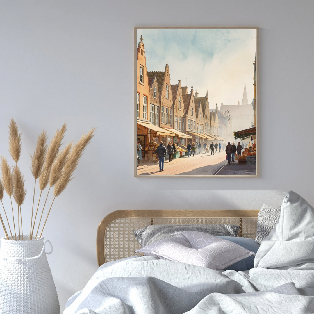 Deventer winterse marktstraat schilderij in zwarte lijst aan witte muur naast wit bed met witte kussens en pampasgras in beige vaas – aquarel wall art slaapkamer
