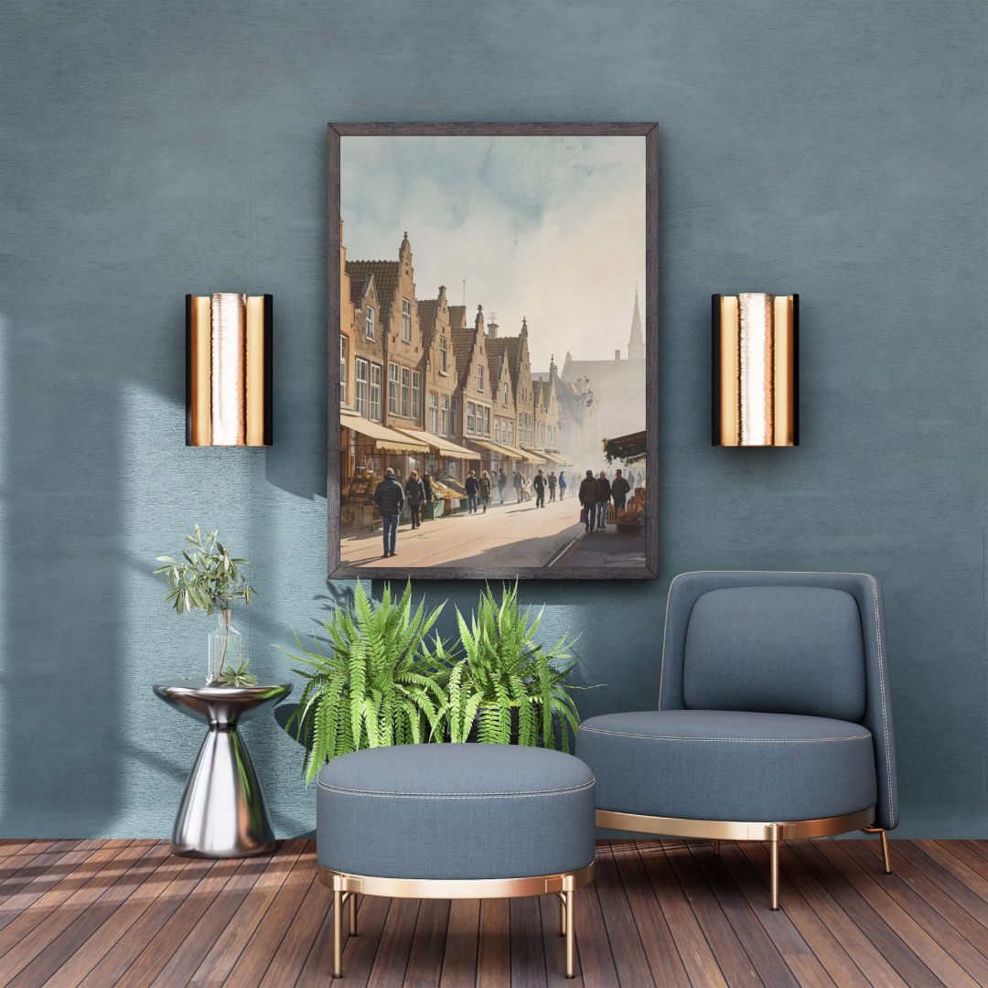 Deventer winterse marktstraat schilderij in zwarte lijst aan donkerblauwe muur boven blauwe fauteuil met groene plant en gouden wandlampen – aquarel wall art woonkamer
