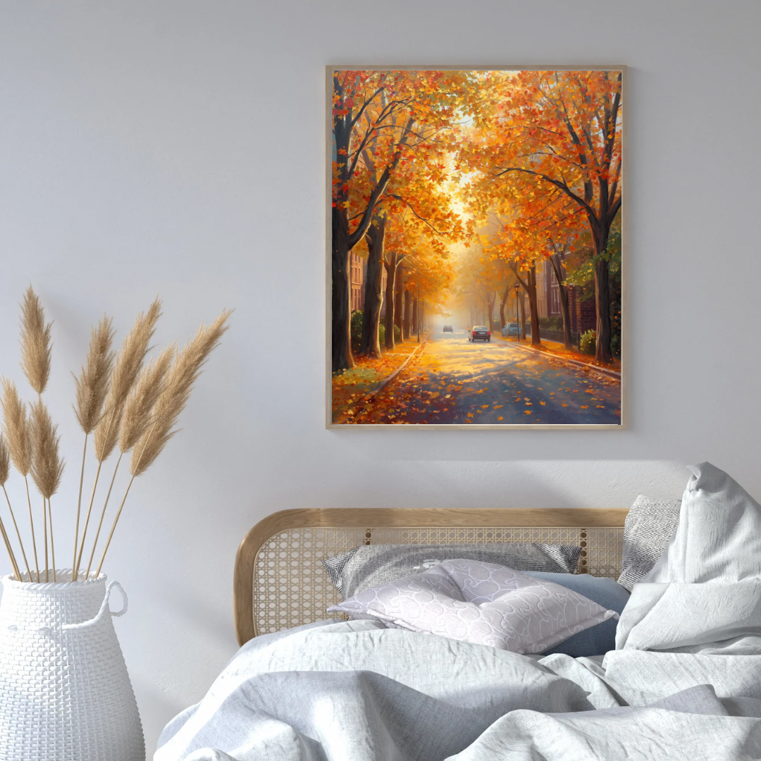Deventer herfst bomentunnel schilderij in zwarte lijst aan witte muur boven wit bed met grijze kussens en pampasgras in beige vaas – olieverf wall art slaapkamer
