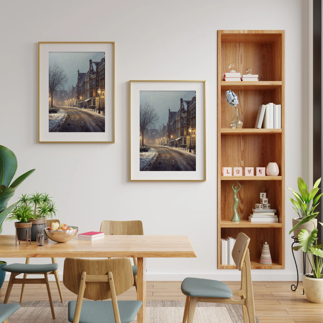 Deventer winterstraat schilderij als set van twee in zwarte lijst aan witte muur naast houten boekenkast met planten en eetkamerstoelen – olieverf wall art eetkamer
