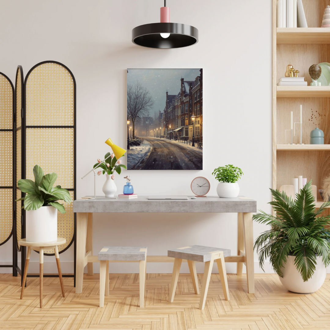 Deventer winterstraat schilderij in zwarte lijst aan witte muur boven witte eettafel met groene plant en ronde hanglamp – olieverf wall art eetkamer
