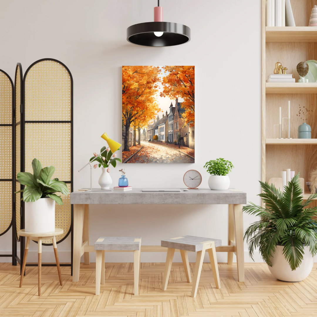 Deventer herfststraat schilderij in witte lijst aan witte muur boven witte eettafel met groene plant en ronde zwarte hanglamp – aquarel wall art eetkamer
