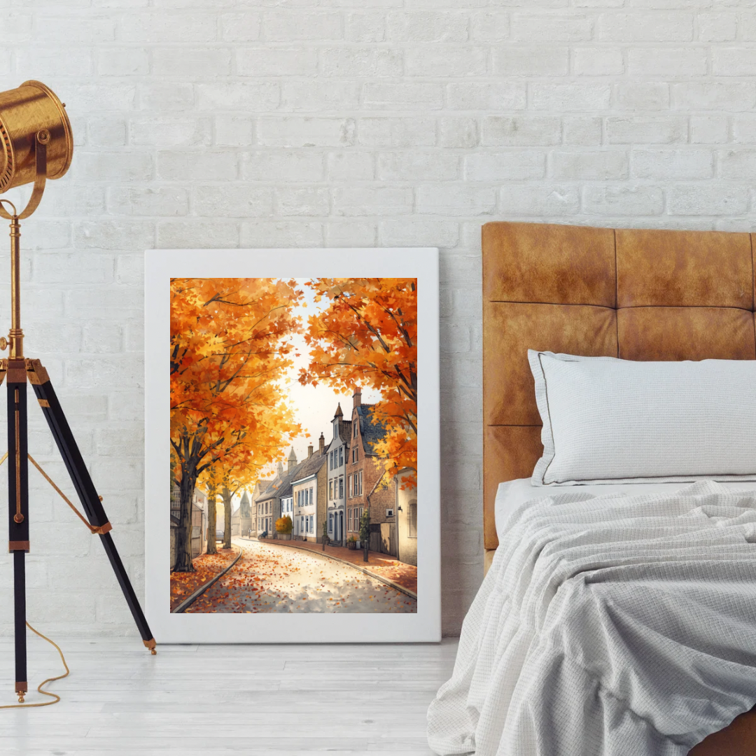 Deventer herfststraat schilderij in witte lijst staand op houten vloer tegen witte muur naast houten ladder met opgerolde dekens – aquarel wall art slaapkamer
