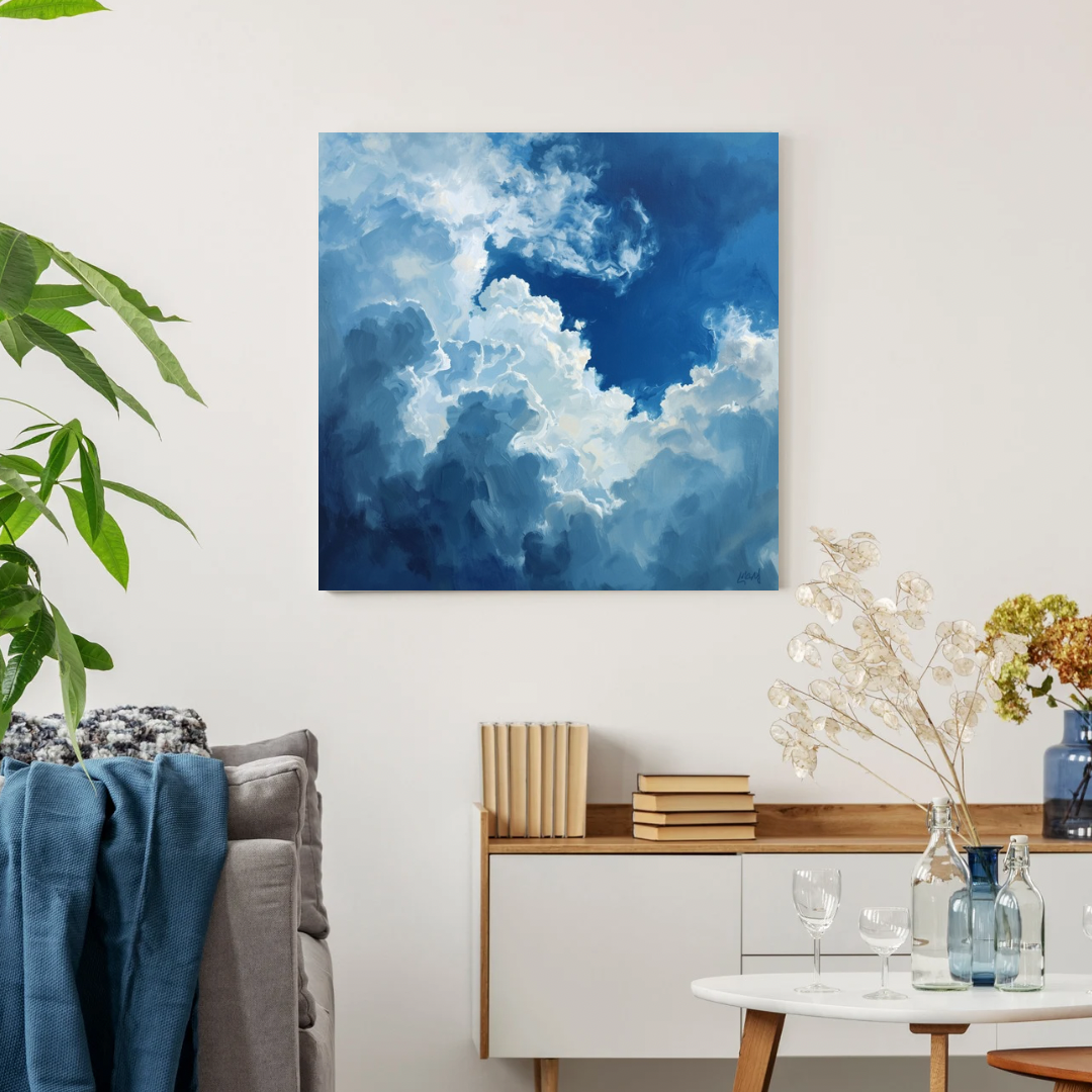 Wolken schilderij in witte lijst aan roze muur boven smal roze sidetable met witte vaas en hanglamp – olieverf wall art woonkamer
